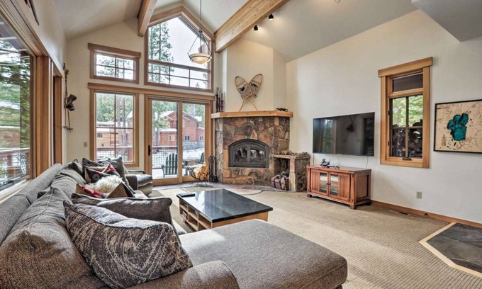 Truckee House | 5 Star Luxury Exec Family Home - Covered Hot-Tub, Walk to Village & Ski Lift/AC