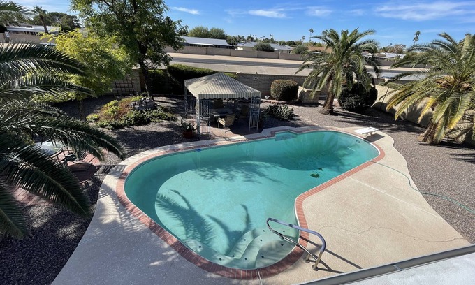 Sun City House | 5 star resort pool,jet tub, out Drshower,barbeque,fire pit,tv’s,amazing backyard