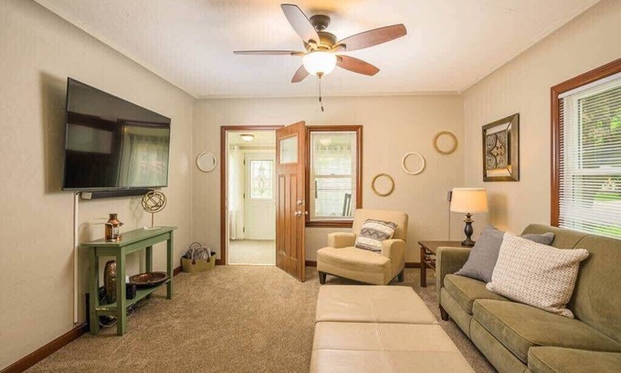 Appleton House | -5 Star Suite Spot - Sleeps 7, 3 BR, Full Remodel
