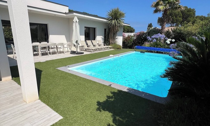 Serignan Villa | 5-star villa with pool at Maison de France