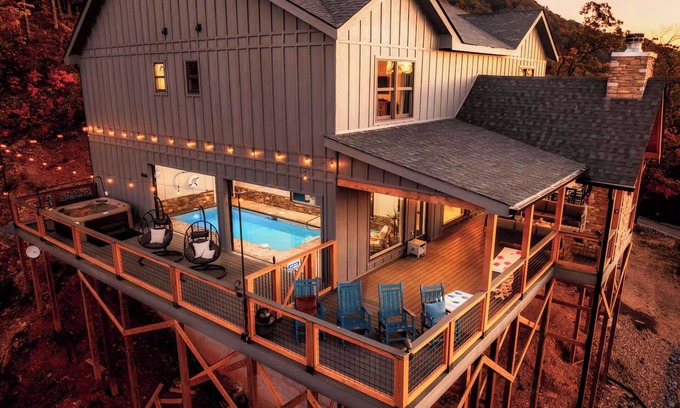 Gatlinburg - Pigeon Forge Ski Chalet | 5 Suites | Incredible View | Pool | Spa | Theater