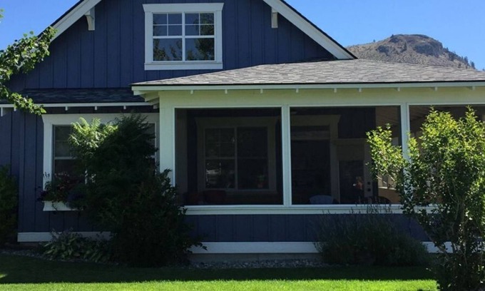 Oroville House | 50's Style Family Cottage at Private Resort Lake Osoyoos- sleeps up to 12