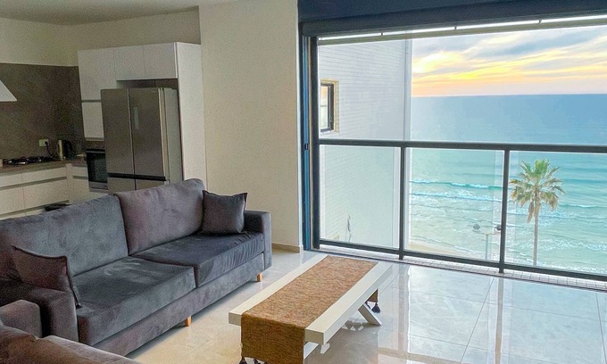 Bat Yam Apartment | 50 steps from the beach ! family Apartment with 3 bedrooms