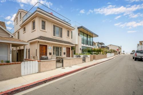 West Newport House | 50 Steps to the Sand on 39th St - Newport Beach