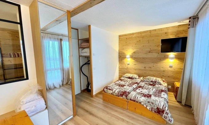Macot-la-Plagne Apartment | 50m from ski slopes, 3rd floor, balcony, parking, tv, 28m², La Plagne