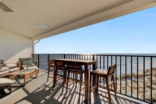 Isle of Palms House | 513 Seascape by AvantStay Oceanfront Home w Amazing Views Community Pool Access