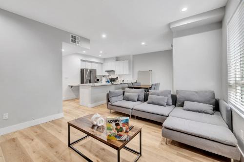 Hollywood Apartment | 546 Havard