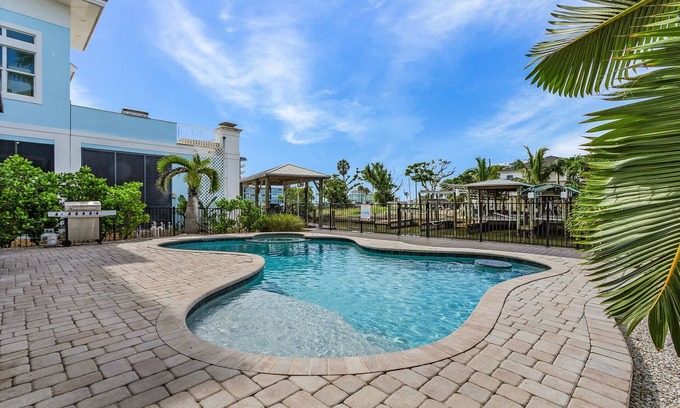 Fort Myers Beach House | 571 Seabatical: Canal Front With Pool!