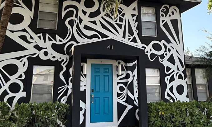 West Palm Beach House | 5BD 3BA - Black&White ArtBNB - Antique Row WPB