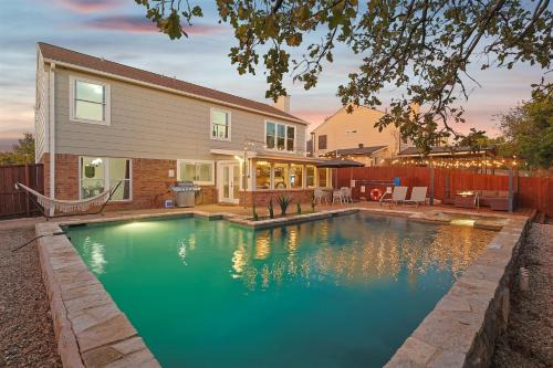 North Richland Hills House | 5BD 3BA Retreat Pool Firepit Cinema Games BBQ