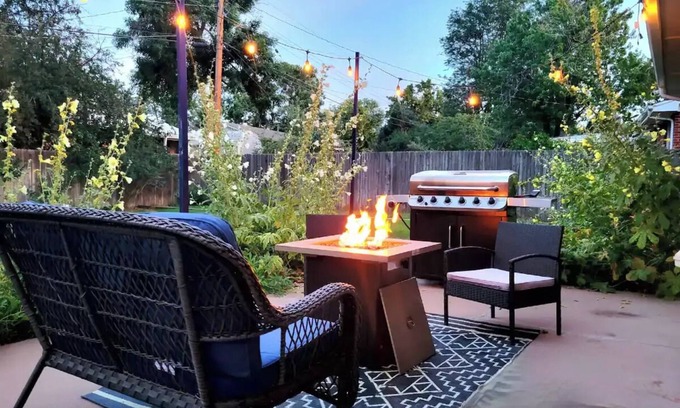 Littleton House | 5BD Cozy, SouthGlenn Gem, Yard, Games, Shops, close to Downtown Littleton&Denver
