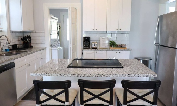 Riverside Terrace House | 5BD Historic Retreat Parking Fast Wi-fi L Groups