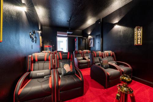 Four Corners House | 5BD InstaWorthy home pool cine and BBQ near Disney