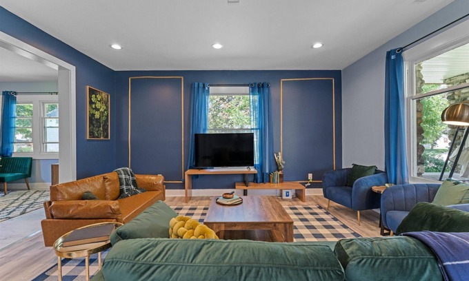 South Bend House | 5bd Movie Theater - 7mins to UND - Backyard BBQ