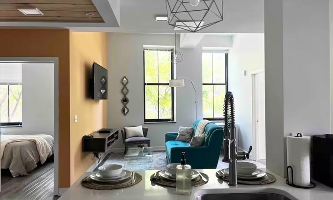 Downtown Apartment | 5BR 2BA Sleeps 10 Downtown Near CC/Theaters
