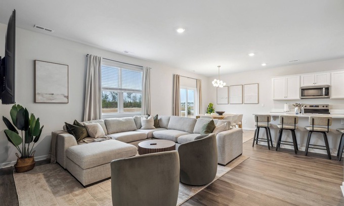 Wilmington House | 5BR/3BT+ Lake + Games Room+ Office+ Near Beaches