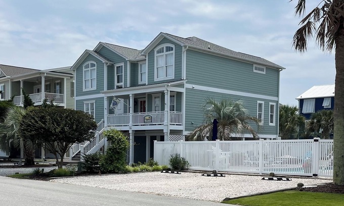 Holden Beach House | 5BR/4 Kings, 4.5BA, Heated pool, Clean, 2 Masters, Steps to beach & restaurants