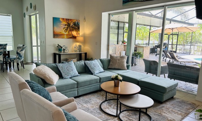 St. Petersburg - Clearwater House | 5br/4ba Luxury house w pool and beautiful backyard