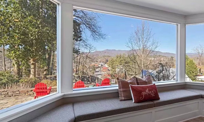 Bryson City House | 5BR/5.5 Bath/Mountain/City View Walk to Town Game Room Fire Pit