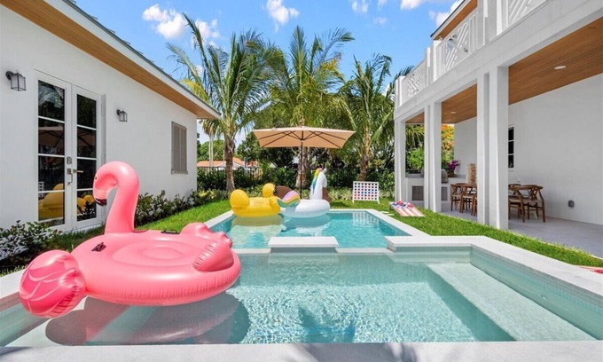 College Park House | 5BR/7BA Lux Pool with Guest House-5 min from Beach