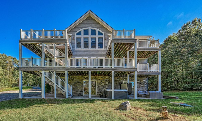 Bumpass House | 5BR and 5.5 BA Lakefront Home w/private hot tub and dogs ok!