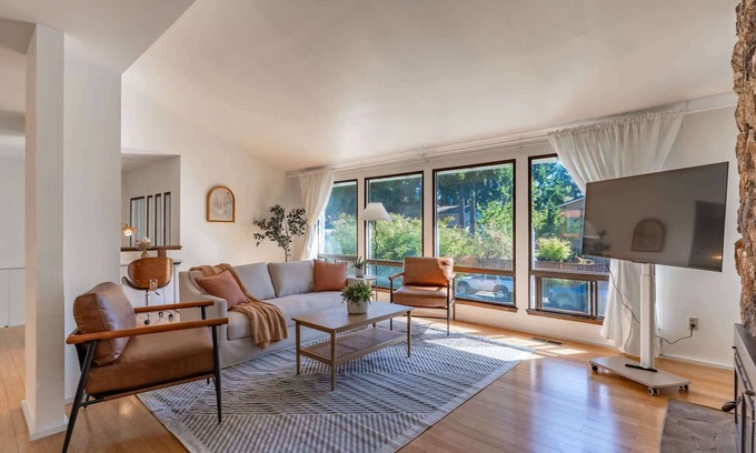 Grass Lawn House | 5BR Gem, Walk to Microsoft and Near Redmond DT
