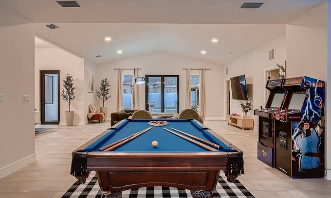 Seminole Villa | 5BR Modern Pool Villa with Billiards Arcade and Sauna