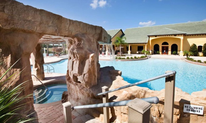 Historic Downtown Kissimmee Apartment | 5BR Paradise Palms Townhome, POOL, by Disney