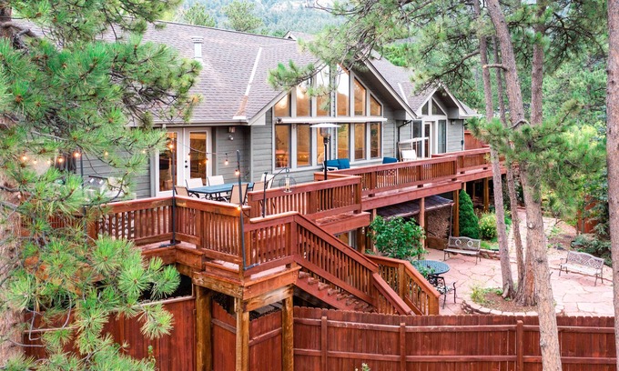 Woodland Park House | 5BR Pikes Peak Estate View- Fire Pit & Hot Tub