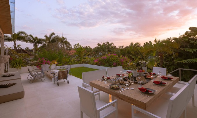 Seminyak Villa | 5BR Tropical Garden Villa In Central Seminyak - Romantic View!