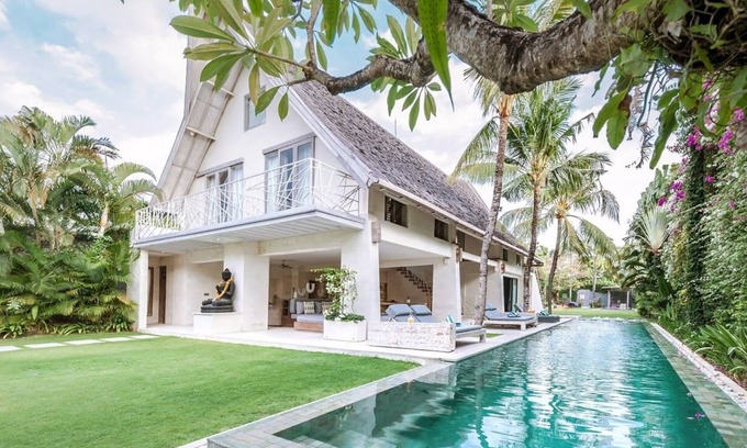 Seminyak Villa | 5BR Villa W/Tranquil Tropical Garden Located In Central Seminyak!