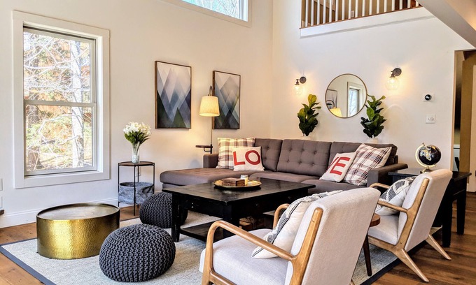 Lincoln House | 5BR White Mountain Condo with AC, Pools and Tennis