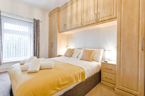 Bon-y-maen Apartment | 5BRM - Off Road Parking - 3 Bath - Garden