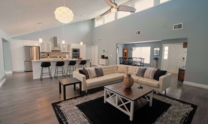 Florida Central Atlantic Coast House | 5min to Universal/Pool/Sleeps 8/Spacious Home/Open concept