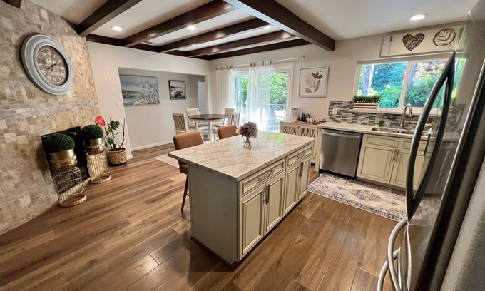 Chico House | 6 bd, 3 bath, Sleep 14+, AC, Very Clean, Luxury, spacious, WiFi, NO Pets