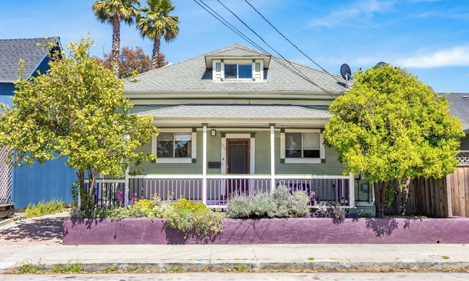 Westside Santa Cruz House | 6+BD Downtown House Walk to Beach Boardwalk!