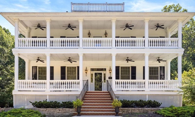 Grand Beach House | 6 bdrm, 5.5 ba, heated pool, hot tub, fire pit and putting green