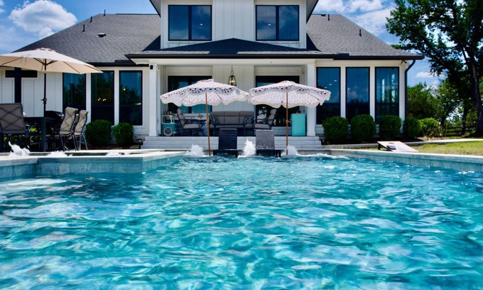 Austin House | 6 BDRM Hill Country Retreat w/Pool & Hot Tub