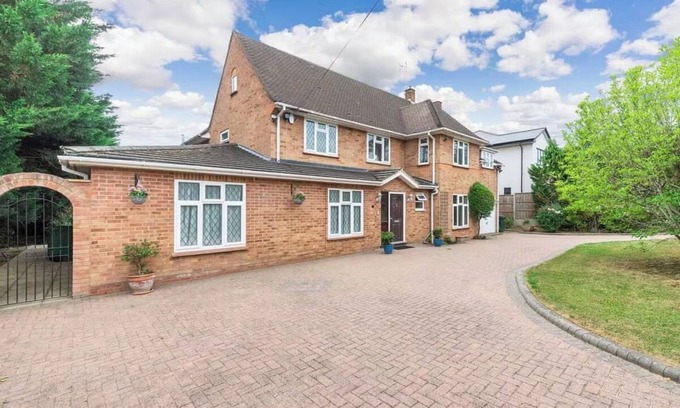 Northwood House | 6 Bed House - Sleeps 11 - Pets - Garden - Parking