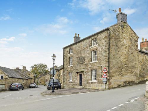 Longnor House | 6 Bed in Longnor 77369