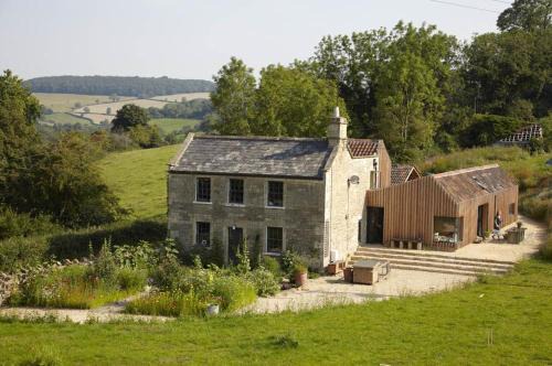 Batheaston House | 6-Bed Sleeps 16 Pets Allowed Hot Tub