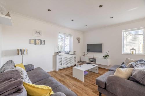 Fifield House | 6 Bed Stay Near Windsor, Free Parking, Garden