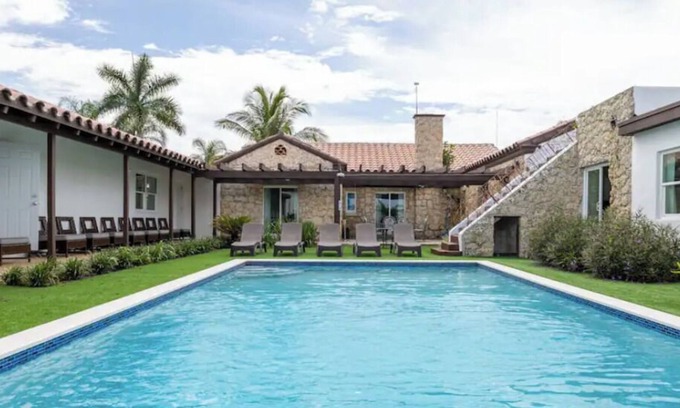 Homestead Apartment | 6 Bedroom 631339 by Houzlet