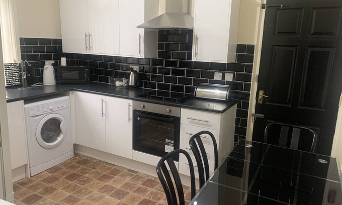 Chorlton-cum-Hardy House | 6 Bedroom Chorlton Townhouse