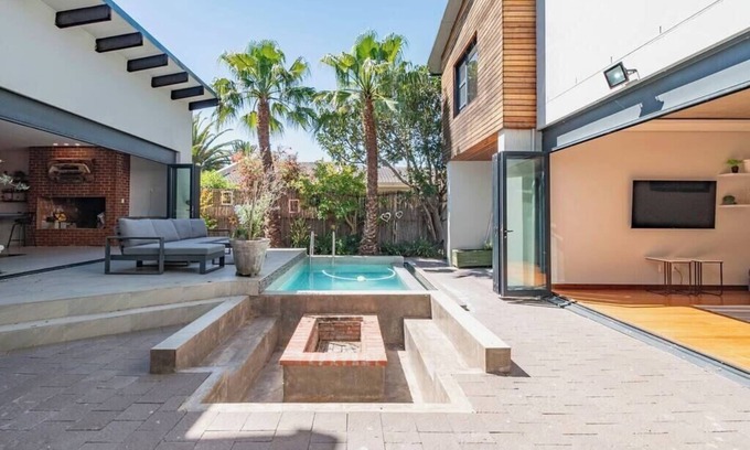 Bloubergstrand House | 6-Bedroom Getaway with Pool in Table View