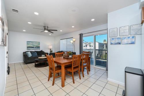 West Newport House | 6 Bedroom home located 2 houses in from the Beach