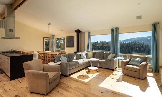 Upper Kingsbury House | 6 Bedroom House, Five Minutes From Heavenly, Panoramic Mountain Views