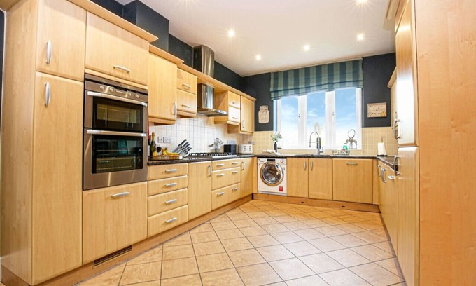 Newport Pagnell House | 6 Bedroom House - Pool Table, Wifi, SkyTV & Xbox