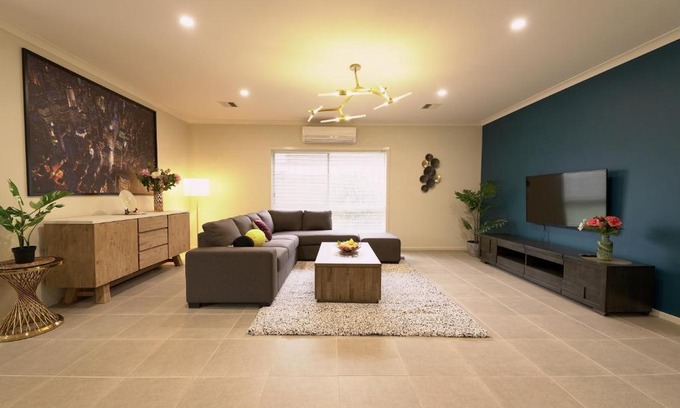 Point Cook House | 6 Bedrooms & 4 Bathrooms Big House for Big Group