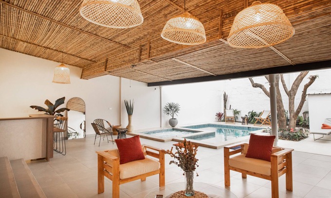 El Poblado House | 6 Bedrooms House near Tourist Spots with backyard, Bar, Jacuzzi and heated pool